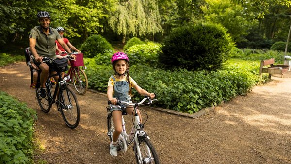 Familia merge într-o excursie cu bicicleta - fond de călătorie 