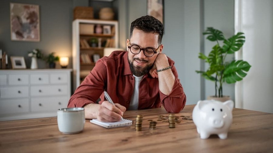 bărbat tânăr calculând bugetul personal bărbat tânăr calculând bugetul personal
