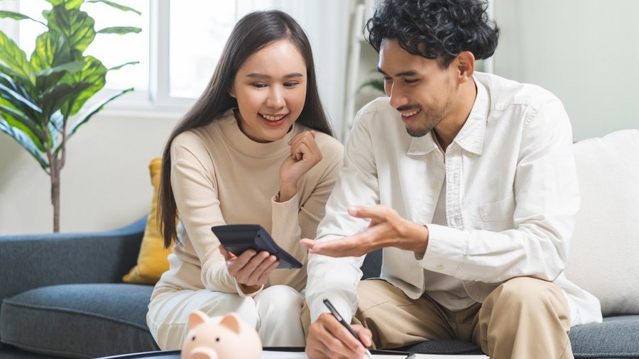 Cuplu care discută despre un plan financiar Plan financiar personal